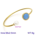 Bracelet doré ouvert avec cristal bleu et perle de nacre de 56 mm de diamètre intérieur - Style Gemme Bleue Or (KB123053-K)