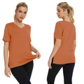 Dettaglio della maglietta arancione con scollo a V e design casual con spacco - Rosso Ruggine
