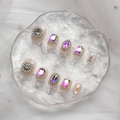 Unghie finte di lusso con perle e cristalli cangianti su base rosa nudo delicato - Nude Pink Perla Strass - Stile Colla (D-156)