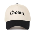 Dettaglio frontale del cappellino bicolore con ricamo Groom nero su base crema - Regolabile / Nero