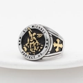 Anillo de sello San Miguel en acero plateado y dorado con cruz de esmalte negro y grabado - US 7 / Oro y Plata