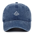 Detail van wit geborduurd UFO-logo op een marineblauwe gewassen denim honkbalpet - Eén maat / Marineblauw