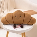 Schattig croissant pluche kussen met pootjes en glimlach op witte tafel - Europees Croissant met Poten (55*32cm)