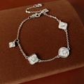 Dettaglio del braccialetto a fiori d'argento con zircone su velluto marrone - Argento