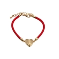 Gros plan détaillé du pendentif cœur Vierge Marie sur le bracelet en corde rouge - Cœur Vierge Marie (CB0168) / Rouge