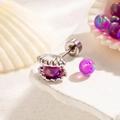 Zilveren schelp helix piercing met iriserende paarse nebula kraal van dichtbij - Amethist