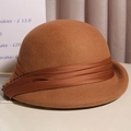 Eleganter brauner Wollfilzhut mit Satinband und Perlendetail im Retro-französischen Stil - Dreifach gefalteter Y-förmiger Rollrand / Dunkelcamel