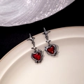 Orecchini a cuore rosso scuro gotico con stelle nere e perni ad ago in argento - Metallo Canna di Fucile/Zirconia Rosso Scuro