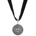 Gotische Totenkopf Münzhalskette mit schwarzem Samtband für Damen im Vintage Stil - Antiksilber Scheibenstil (2740)