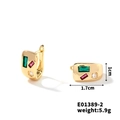Dettaglio di orecchini a lobo dorati con pietre di zircone colorate e dimensioni - Zircone Multicolore (E01389-2)