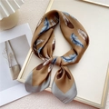 Foulard en soie marron avec motif plumes et bordure grise noué sur cadre doré - Nouvelle Plume Jaune