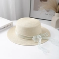 Dettaglio del cappello di paglia con elegante nastro in organza e perle rifinite - Taglia unica / Beige Perla Maglia