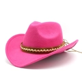Détail du chapeau de cowboy en laine rose avec bande en cuir tressé et cordon réglable - Rose rouge