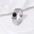Anello minimalista in acciaio al titanio con smalto nero su sfondo di pietra bianca - Regolabile / Color Acciaio