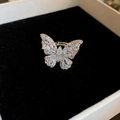Vintage Schmetterling Ring Silber mit Zirkonia-Besatz auf schwarzem Samt Hintergrund - offener Ring / Silberner Offener Schmetterlingsring