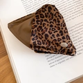 Détail de la pochette en tissu léopard avec cuir marron et logo doré élégant - Style 2# Pochette patchwork léopard café / Léopard Café