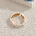 Bague ouverte en émail blanc avec détails en zircon doré de style luxe minimaliste - Blanc