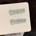 Blaues Katzenauge Kunstnägel-Set mit silbernen Glitzersternen und Schleifendetails - Extra Klein (XS) / Silber Blau Katzenauge Schleife (W178-Kurze Ballerina)