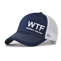Dettaglio del cappello trucker blu e bianco con slogan di pesca WTF ricamato sopra - Regolabile / WTF Blu Navy