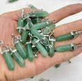 Groene aventurijn kristallen hanger ketting met zilveren sluiting op een hand - Groene Aventurijn