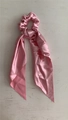 Elegante elastico in raso rosa con lunghi nastri su fondo in legno bianco - Rosa Satinato Lucido