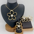 Set gioielli a fiore dorato con perle bianche incluse collana, orecchini e anello - Stile Perla Sintetica Oro (KS228678-LX)