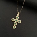 Collana a croce con pietre verdi smeraldo e micro zirconi con finitura dorata - Croce in Zirconia Verde Oro