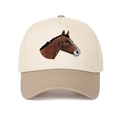 Dettaglio del ricamo testa di cavallo su un cappellino bicolore beige e marrone - Cachi
