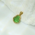Mini ciondolo Buddha in acciaio inossidabile oro 18k con inserto in smalto verde traslucido - Verde