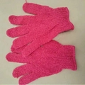 Un par de guantes exfoliantes rosas con superficie mate texturizada para el baño - Paquete Suelto Individual / Rosa Roja (10g Fina)