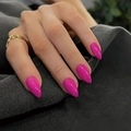 Unghie finte a mandorla magenta lucido con anello dorato minimalista su tessuto grigio - Stile Colla Gelatina (LHSD-25) / Rosa Rosso