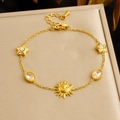 Bracelet en acier inoxydable doré avec pendentif soleil et breloques étoiles serties - Bracelet Pendentif Soleil Étoile