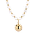 Collana di perle stile francese con grande ciondolo a sfera d'oro su fondo bianco - Oro