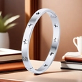Bracciale rigido in acciaio al titanio argento con stelle traforate dal design moderno - Argento