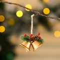 Cloches de Noël dorées avec pommes de pin et baies sur un fond de fête chaleureux - Double Cloches Dorées