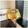 Goldene Clutch-Tasche aus Acryl mit ovalem Hohlgriff und edler Metallumhängekette - Gold
