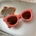 Schickes Detail der pinken, aufgeblasenen Sonnenbrille, trendige Designer-Brille für Damen. - Rosa