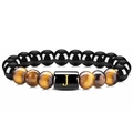 Vue détaillée des perles œil de tigre et obsidienne avec bracelet lettre J doré - Lettre J