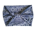 Dettaglio della fascia blu bohémien con motivi geometrici bianchi e design a nodo - Blu Bianco Motivo Triangolo