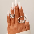 Détail de bagues argentées multicouches géométriques avec zircons cubiques minimalistes - Bague Ovale Entrelacée Multi-Couches (WG-0523)