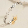 Detail van het tweekleurige goud en zilver ankerlink-ontwerp op de open verstelbare armband - Geplatineerde Armband SL0192-3