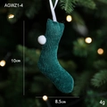 Calza di Natale in velluto a coste verde con misure e sfondo festivo accogliente - verde scuro