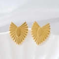 Eleganti orecchini a cuore dorati con design a raggi su supporto bianco minimalista - Oro