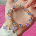 Elegantes Perlenarmband mit lila Marmorperlen, Goldakzenten und einem Schmetterling-Anhänger - Blau