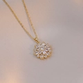 Collar de girasol dorado con circonitas brillantes sobre elegante tela de raso blanco - Collar de Circonita con Copo de Nieve (X1803) / Dorado