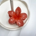 Molla per capelli a fiore rosso traslucido in resina lucida su vassoio minimalista - 8cm / Rosso Arancio