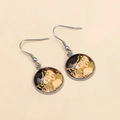 Kunstoff Ohrhänger mit Gustav Klimt Der Kuss Glascabochon in vintage Gold Optik - Klimt-Der Kuss (Gold)