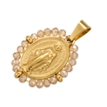 Macro-opname van de 18K vergulde wonderdadige medaille met barnsteen kralen en reliëf - Gouden Champagne Kristal