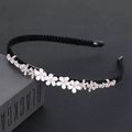 Serre-tête tressé noir élégant avec cinq fleurs en résine blanche et strass scintillants - Quatre petites fleurs-Blanc
