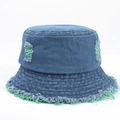Dettaglio cappello pescatore in denim con strappi e bordi sfrangiati verde acceso - Verde